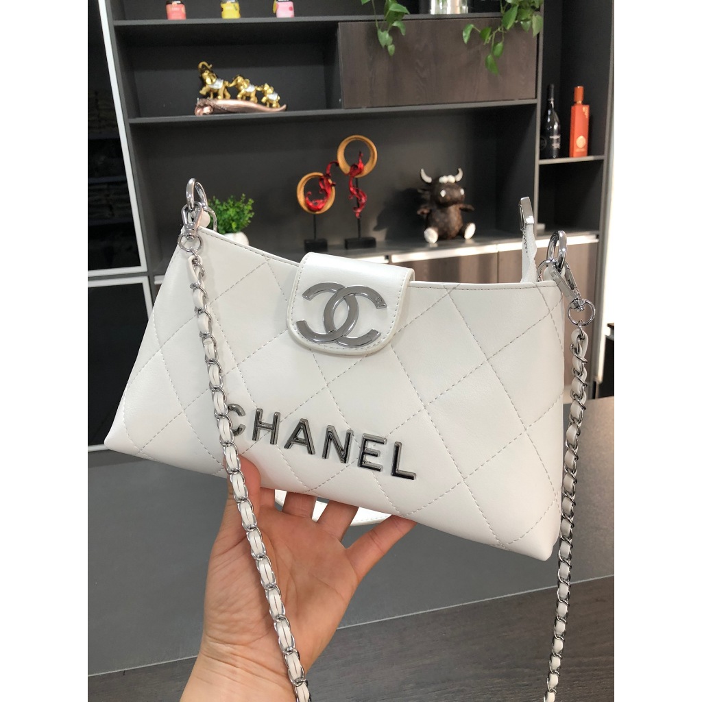 กระเป๋าสะพายข้าง Camellia Saddle Bag สำหรับสตรี