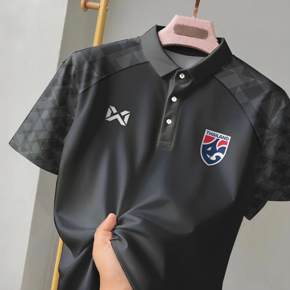 พระราชินีพระพันปีหลวงเสื้อโปโลสีดำแขนสั้นชาย ลายทีมชาติไทย ระบายอากาศได้ดี สปอร์ตและลำลอง