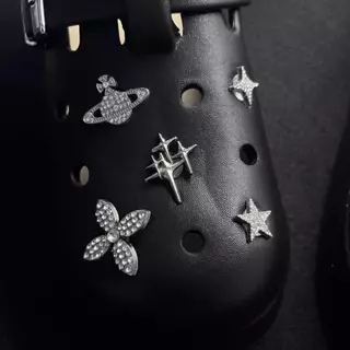 หมุดรองเท้า Saturn & Pentagram ติดแกน metallic สไตล์ cosmic star สำหรับรองเท้าแตะ clog และเหมาะสำหรับเด็กผู้หญิง