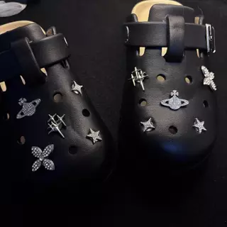 หมุดรองเท้า Saturn & Pentagram ติดแกน metallic สไตล์ cosmic star สำหรับรองเท้าแตะ clog และเหมาะสำหรับเด็กผู้หญิง