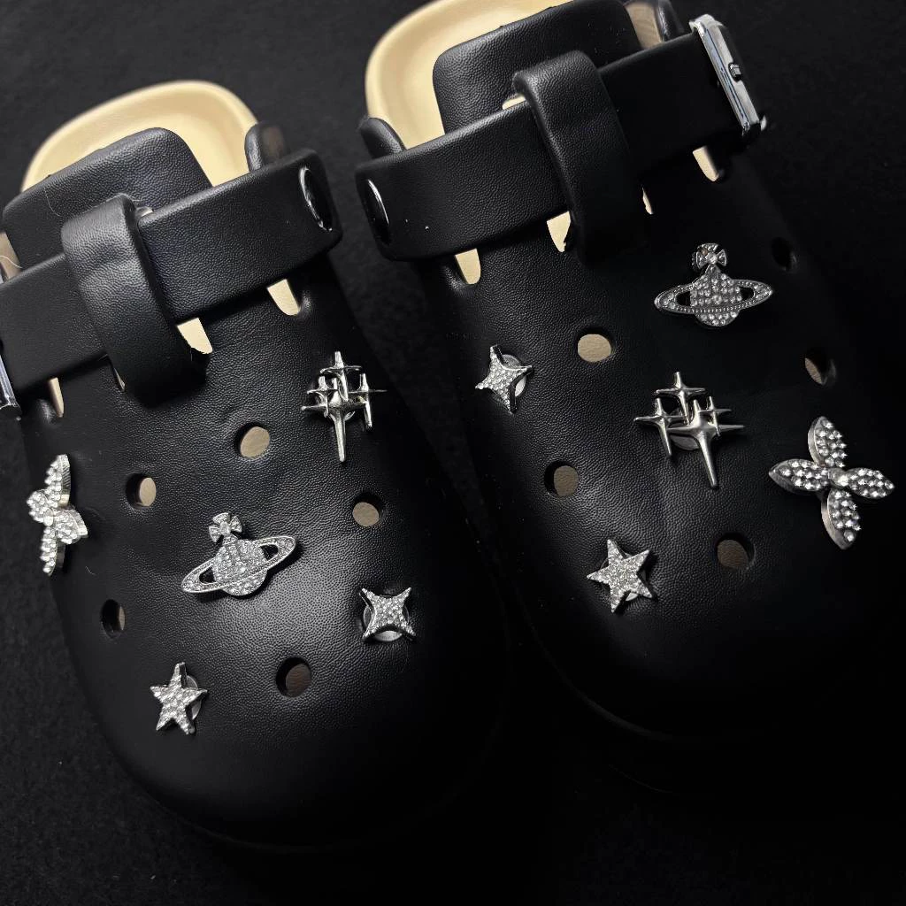 หมุดรองเท้า Saturn & Pentagram ติดแกน metallic สไตล์ cosmic star สำหรับรองเท้าแตะ clog และเหมาะสำหรับเด็กผู้หญิง