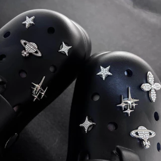 หมุดรองเท้า Saturn & Pentagram ติดแกน metallic สไตล์ cosmic star สำหรับรองเท้าแตะ clog และเหมาะสำหรับเด็กผู้หญิง