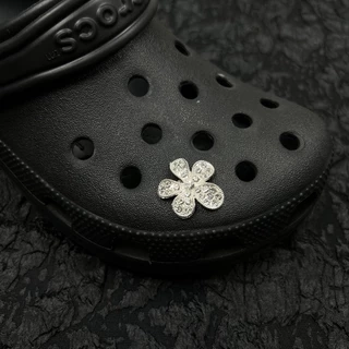 หมุดรองเท้า Saturn & Pentagram ติดแกน metallic สไตล์ cosmic star สำหรับรองเท้าแตะ clog และเหมาะสำหรับเด็กผู้หญิง