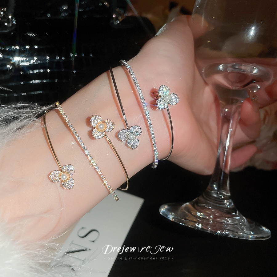 Dreejew Clover Zircon Pearl Cuff สร้อยข้อมือสองชั้นปรับไซส์ได้ เหมาะสำหรับงานแต่งงานและการใช้งานประจำวัน