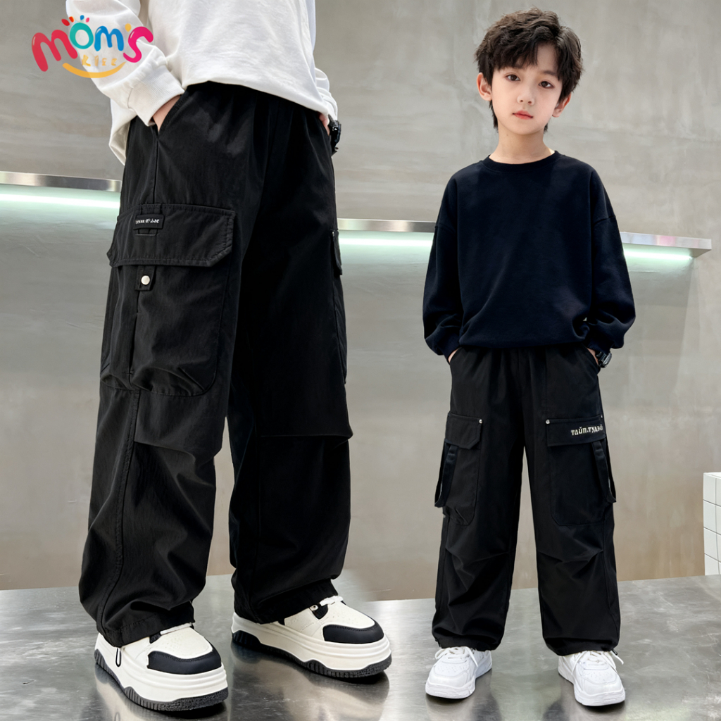 กางเกงยีนส์สีดำสำหรับเด็กผู้ชาย สไตล์เกาหลีสีพื้น ผลิตจากผ้าฝ้าย 100% สวมใส่สบายและระบายอากาศได้ดี เหมาะสำหรับเด็กผู้ชายอายุ 5-12 ปี ทั้งในโอกาสที่เป็นทางการและการใส่ในชีวิตประจำวัน เป็นกางเกงยีนส์ทรงหลวมสีเข้มที่เหมาะสมกับทุกโอกาส