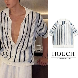 Houch พร้อมส่ง COD ผู้ชาย เสื้อถักแขนสั้นทรงหลวมลายทางอเมริกันพร้อมดีไซน์มินิมอลแบบตัดออก