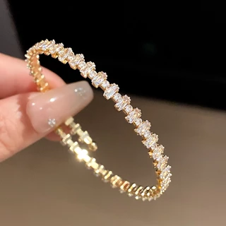 สร้อยข้อมือเปิดทรงสี่เหลี่ยมสไตล์ยุโรปและอเมริกา ออกแบบเรียบหรู สวมใส่ง่ายและเหมาะสมกับการแต่งกายแบบไฮเอนด์