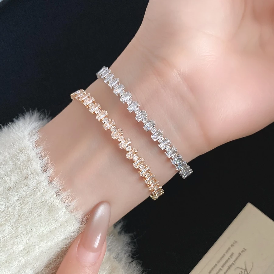 สร้อยข้อมือเปิดทรงสี่เหลี่ยมสไตล์ยุโรปและอเมริกา ออกแบบเรียบหรู สวมใส่ง่ายและเหมาะสมกับการแต่งกายแบบไฮเอนด์ thumbnail 6