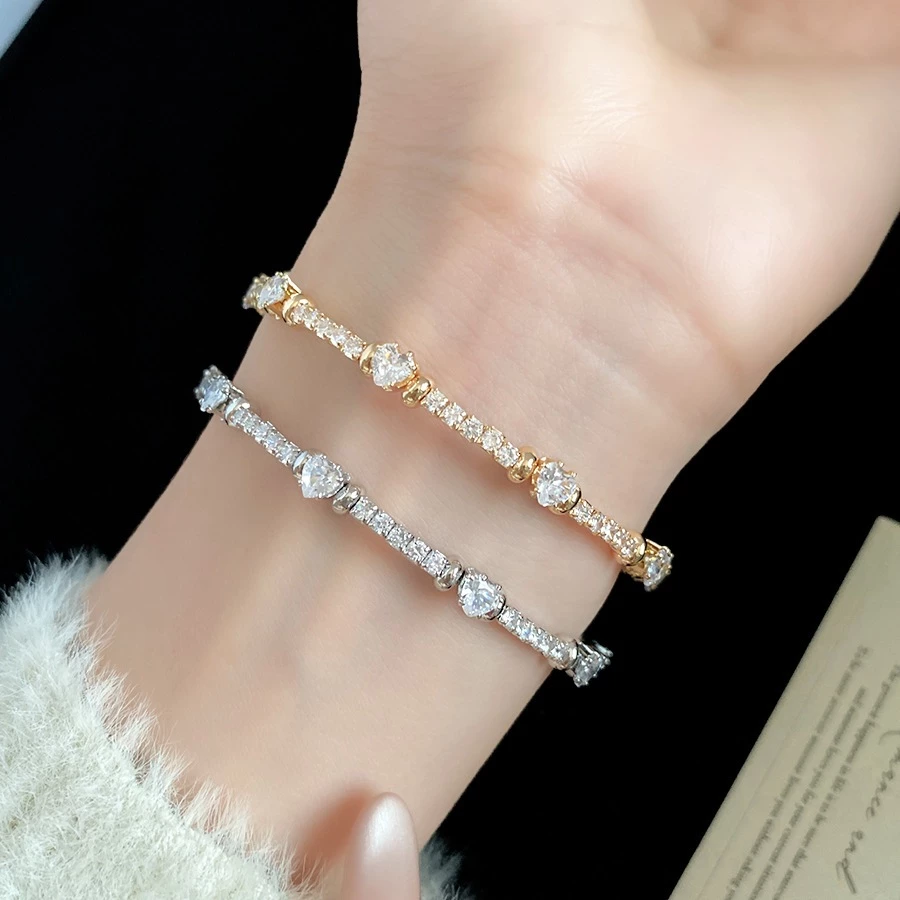 สร้อยข้อมือเปิดทรงสี่เหลี่ยมสไตล์ยุโรปและอเมริกา ออกแบบเรียบหรู สวมใส่ง่ายและเหมาะสมกับการแต่งกายแบบไฮเอนด์ thumbnail 4