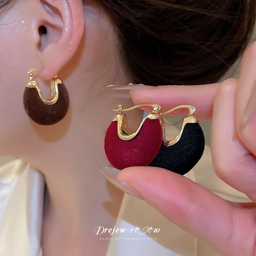 เครื่องประดับแฟชั่น Retro ต่างหูห่วงกํามะหยี่ชุดผู้หญิงจาก Dreejew สีน้ําตาล สีแดง และสีดำ เหมาะสำหรับเป็นของขวัญหรือสวมใส่ทุกวัน