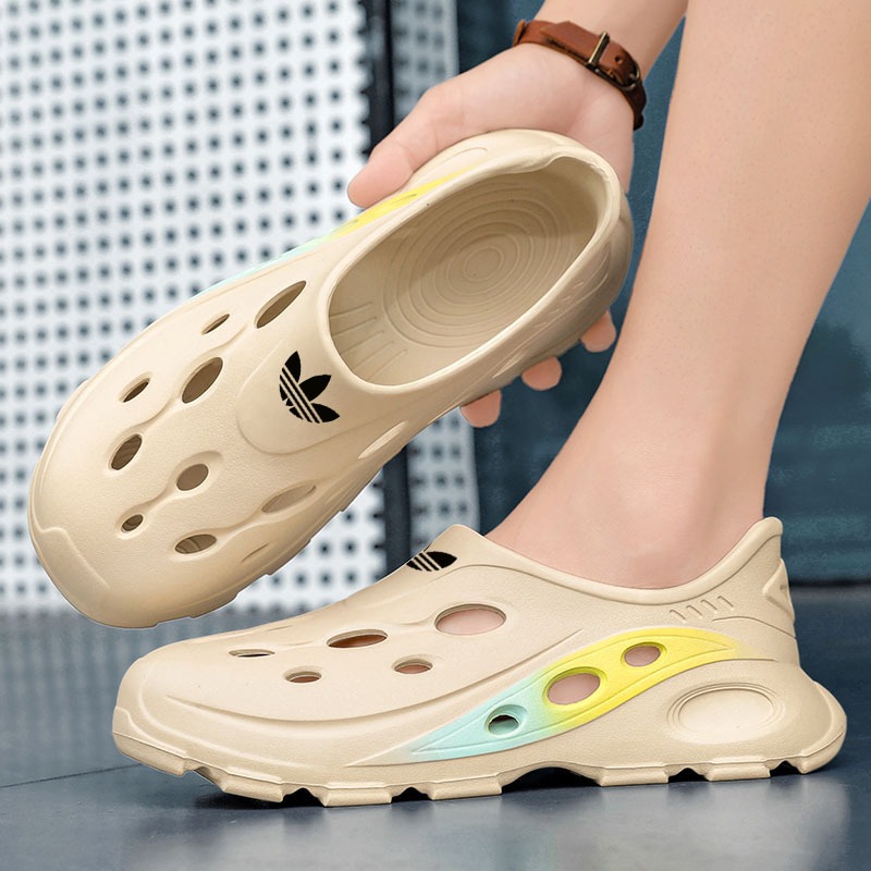 ‌2025 สไตล์ใหม่ผู้ชายรองเท้ารูขนาดใหญ่ 46-47 ขนาดฤดูร้อน Anti-Slip Soft Sole Slip-on รองเท้าชายหาดกลางแจ้ง Breathable รองเท้าแตะอินเทรนด์‌