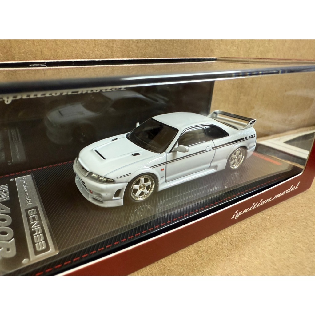 จุดระเบิดรุ่น IG2504 1:64 Nismo R33 GT-R 400R สีขาวมุก