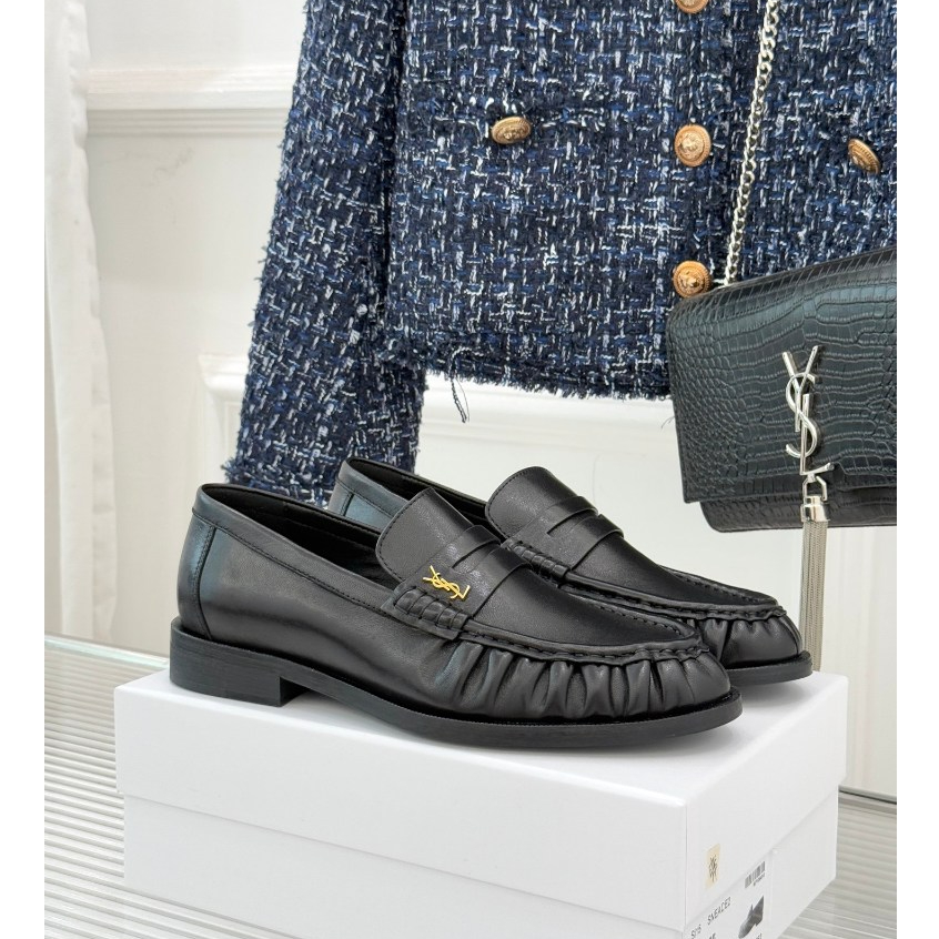 จีบโลฟเฟอร์สไตล์ใหม่ ออกแบบโดย YSL ด้วยโลโก้ขนาดเล็กที่โดดเด่นและสงวนไว้