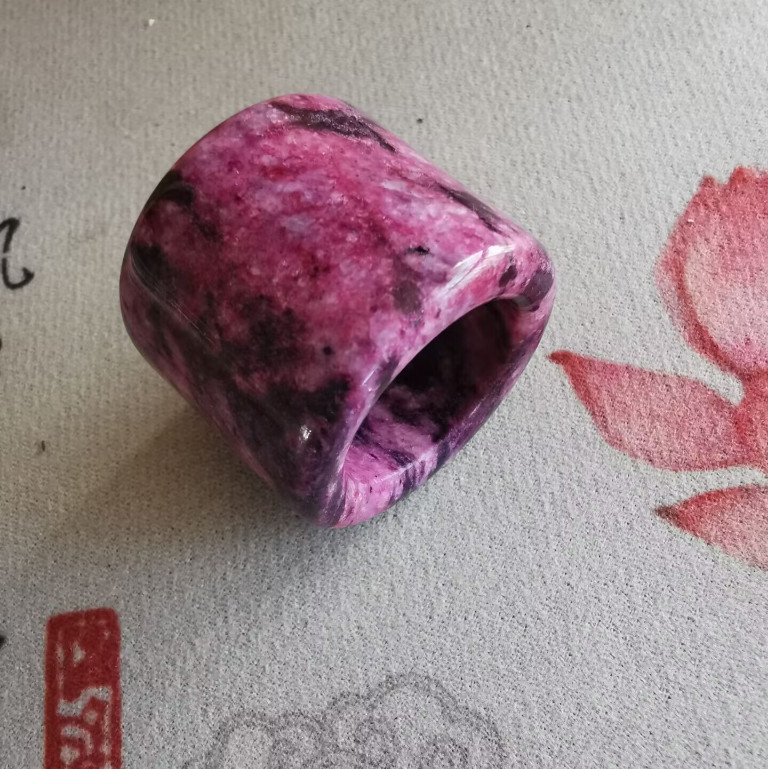 แหวนนิ้วแหวนหยกดอกพีชธรรมชาติหยกชบาที่สวยงามชายและหญิง ring