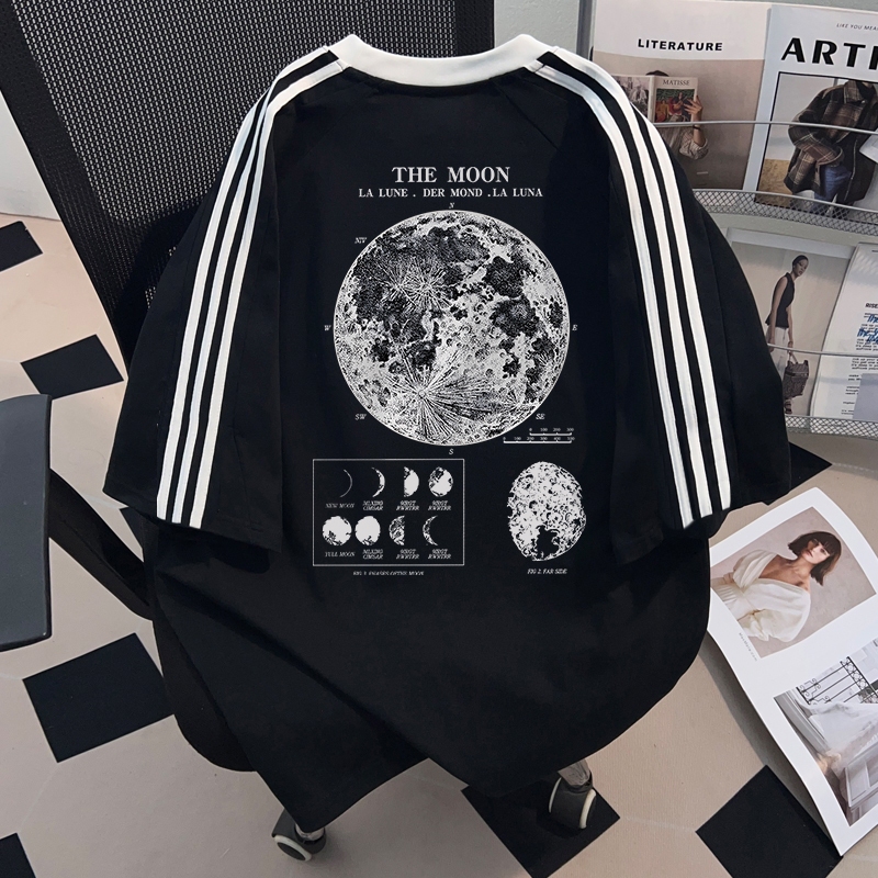 【พร้อมส่ง】 BCKR ลายสามแถบ ดีไซน์เก๋ ลายพระจันทร์ เสื้อผญ เสื้ ผ้านุ่มสบายoversize คอกลม เสื้อYG963