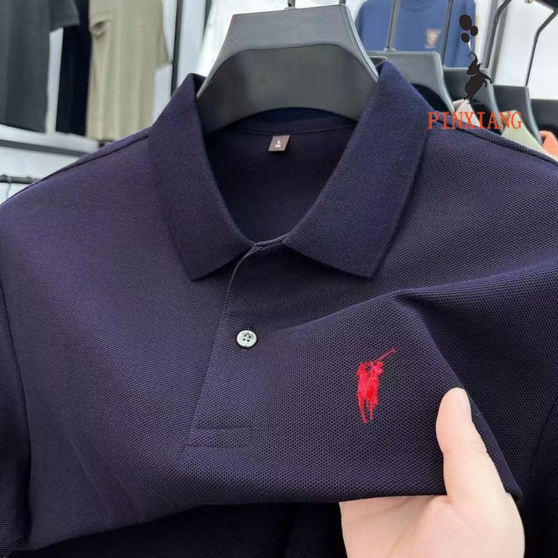 เสื้อโปโลแฟชั่นแขนสั้นผู้ชาย ทำจากฝ้าย สวมใส่ได้ทุกวัน และดีไซน์กระชับเหมาะกับการใช้งานในชีวิตประจำวัน
