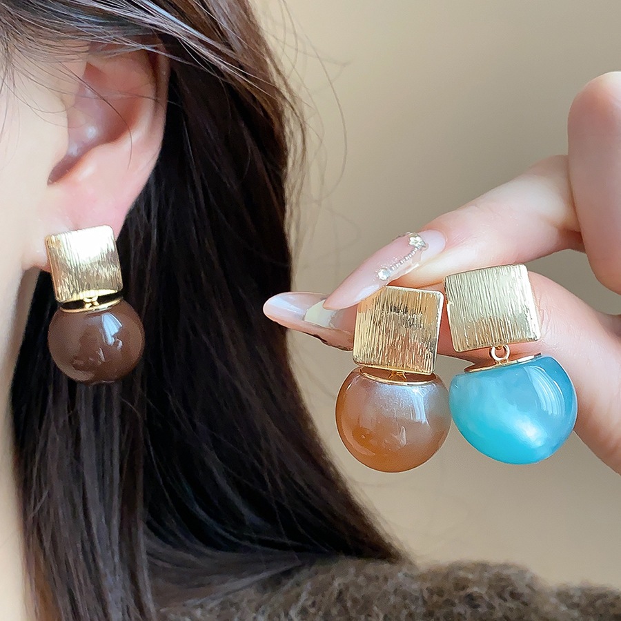 [เจวบิวตี้] ต่างหูทรงกลมเรซินสไตล์โมเดิร์น เสริมความหรูหราแต่งานเล็ก พร้อมคุณภาพพรีเมียม