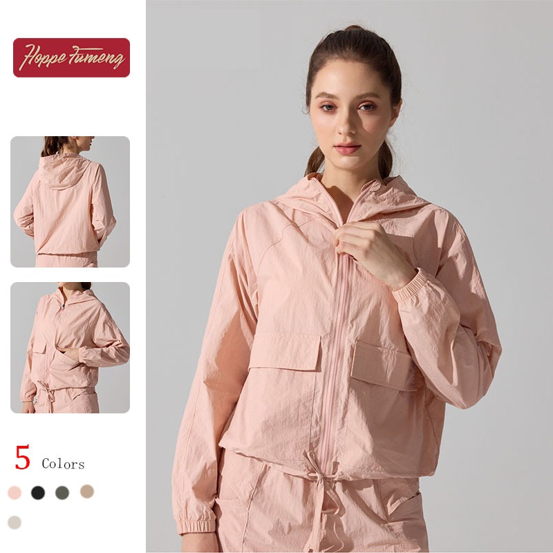 เสื้อแจ็คเก็ตสำหรับผู้หญิง ออกแบบมาเพื่อกันลม กันแดด และมีฮู้ด น้ำหนักเบากะทัดรัด เหมาะสำหรับการออกกำลังกายกลางแจ้ง เช่น โยคะ