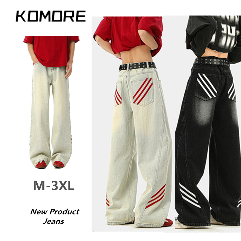 Komore กางเกงยีนส์ผู้ชายทรงหลวมขากว้าง ลายทางสีแดง/ขาวย้อนยุค สไตล์สตรีทฟัช baggy jeans ใส่สบาย เท่ๆ