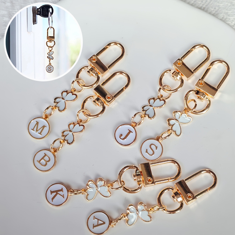 AZ ชื่อพวงกุญแจตัวอักษรพวงกุญแจผู้ถือโลหะผู้หญิงกระเป๋า Charms อุปกรณ์เสริมหรูหราส่วนบุคคลของขวัญเครื่องประดับ