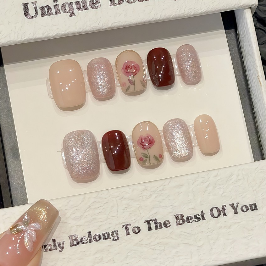 elegant style 🌸 Handmade fake nails, rose flower language, short phototherapy nail art