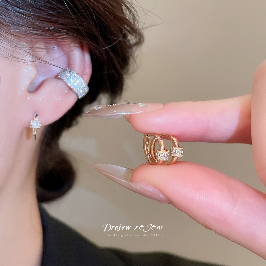 Dreejew คริสตัล Huggie Hoop ต่างหูผู้หญิงs Elegant Minimalist ต่างหู Gold-Tone Accents, แฟชั่นสวมใส่ทุกวันและของขวัญเครื่องประดับ