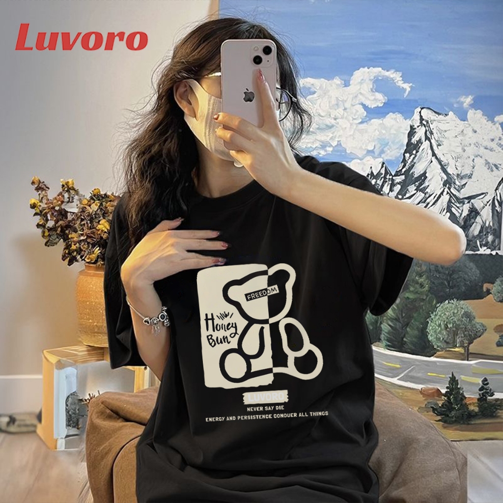 (ผ้าฝ้าย 100%) Luvoro 2025 ลายหมีน่ารัก เสื้อยืดสีดำและขาวไซส์พิเศษ ออกแบบย้อนยุค วงรอบอก ทำจากผ้าฝ้ายแท้ 100% สำหรับทั้งผู้ชายและผู้หญิง C1652