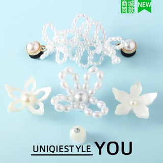 รองเท้าหัวเข็มขัดสไตล์ใหม่ ตกแต่งด้วยดอกไม้และสีขาวมุก ประกอ…