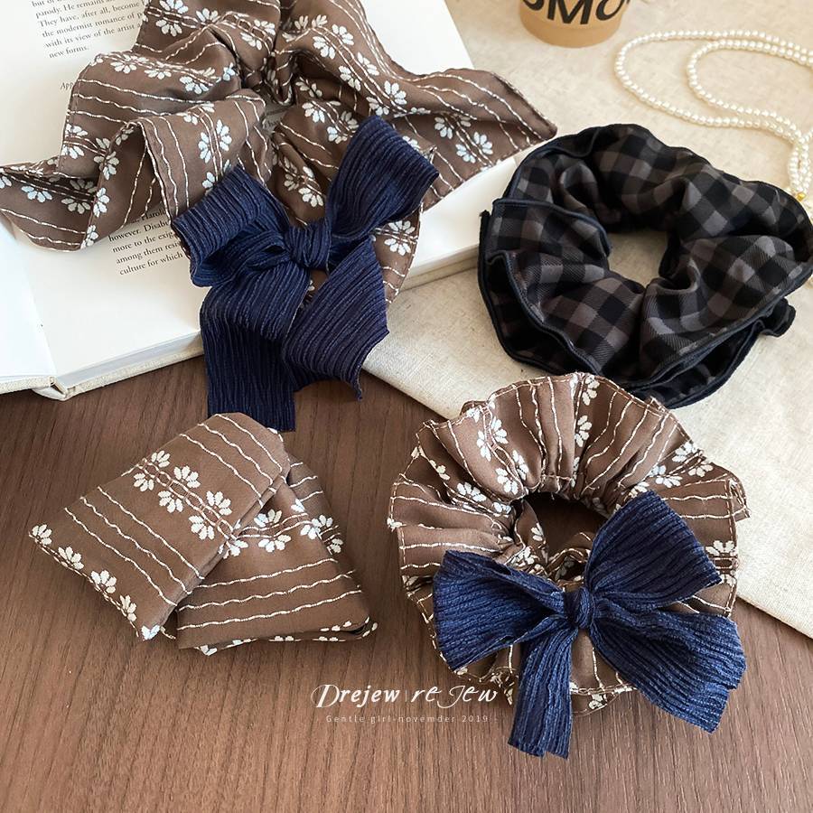 Dreejew Bow Scrunchie พร้อมพิมพ์ลายดอกไม้สำหรับผู้หญิง เครื่องประดับผมสไตล์เรโทร สีน้ำตาล เหมาะสำหรับสวมใส่วันๆ และของขวัญ