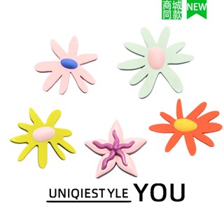 รองเท้าหัวเข็มขัดลายดอกไม้ พร้อมดอกไม้ถอดได้ 5 ชิ้น นุ่มนวลจ…