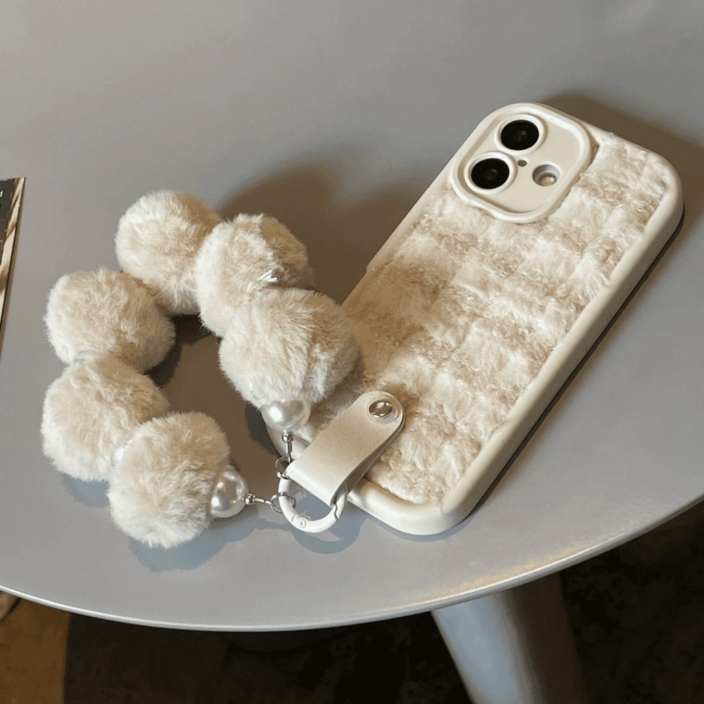 สไตล์ใหม่ 11 ฤดูใบไม้ร่วงฤดูหนาว 12 เย็บง่าย Beige Plush 13 Lanyard 14 เหมาะสําหรับ Apple 17promax เคสโทรศัพท์ 15 Creative High-End iPhone16 Shock-resistant กรณี