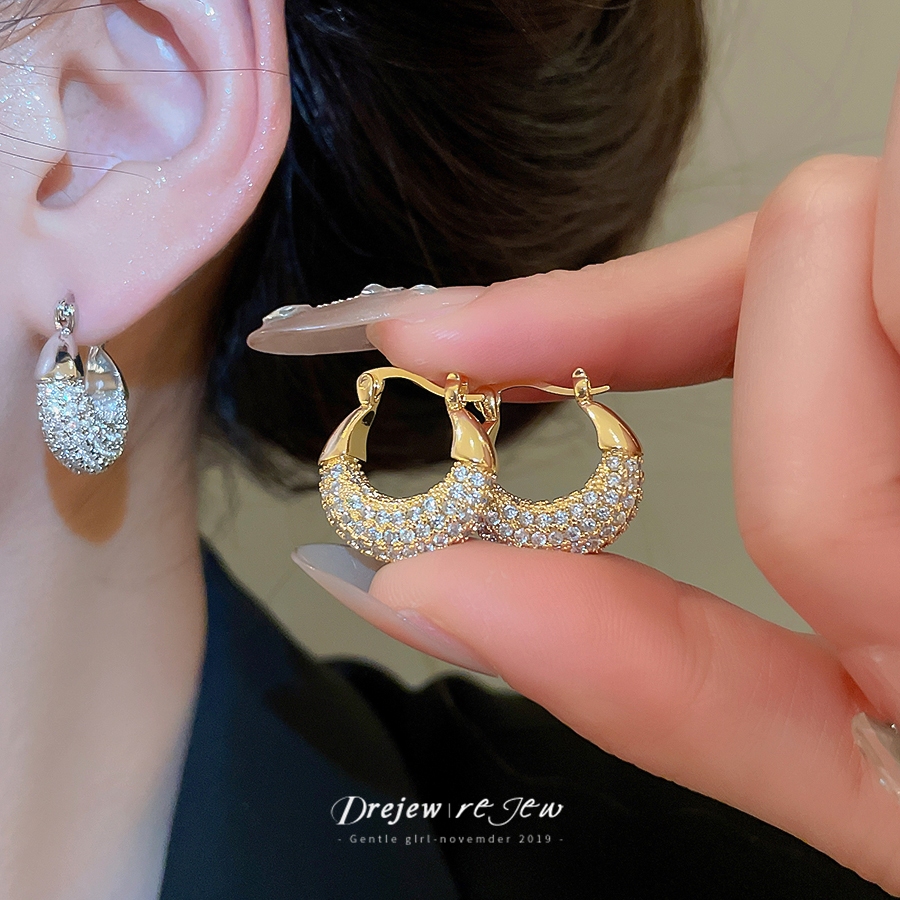 Dreejew Pave Diamond Hoop ต่างหูทรง C-shape สีทองเงิน เครื่องประดับแฟชั่นสำหรับผู้หญิง ยอดนิยมในปี 2025