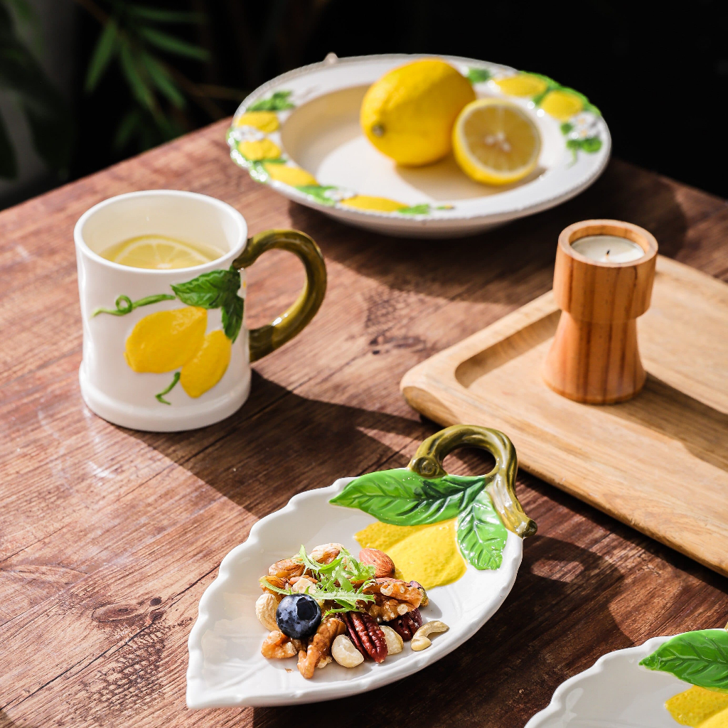 HongDian ชุดแก้วและจานเซรามิก ceramic porcelain tableware set ลายมะนาว underglaze ดีไซน์น่ารักสดใส แก้วน้ำ mug cup จาน plate ปลอดภัยต่ออาหาร ทนความร้อน สีไม่ซีดจาง ใช้กับ microwave oven ได้ ล้างใน dishwasher ได้ เก็บในตู้เย็นได้ ทำความสะอาดง่าย