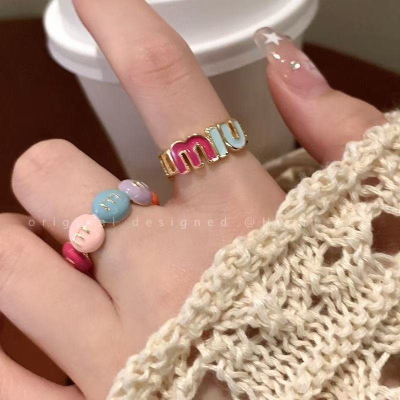 Dopamine M Color Letter Ring ดีไซน์เปิดสำหรับหญิง สไตล์เฉพาะตัว