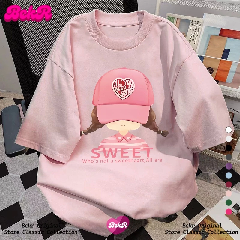 ✨แฟชั่นสไตล์เกาหลี✨เสื้อยืดผู้หญิงโอเวอร์ไซส์ พิมพ์ลายสาวน้อยใส่หมวกสีชมพู 👧คอกลม ผ้าฝ้ายแท้ YG677