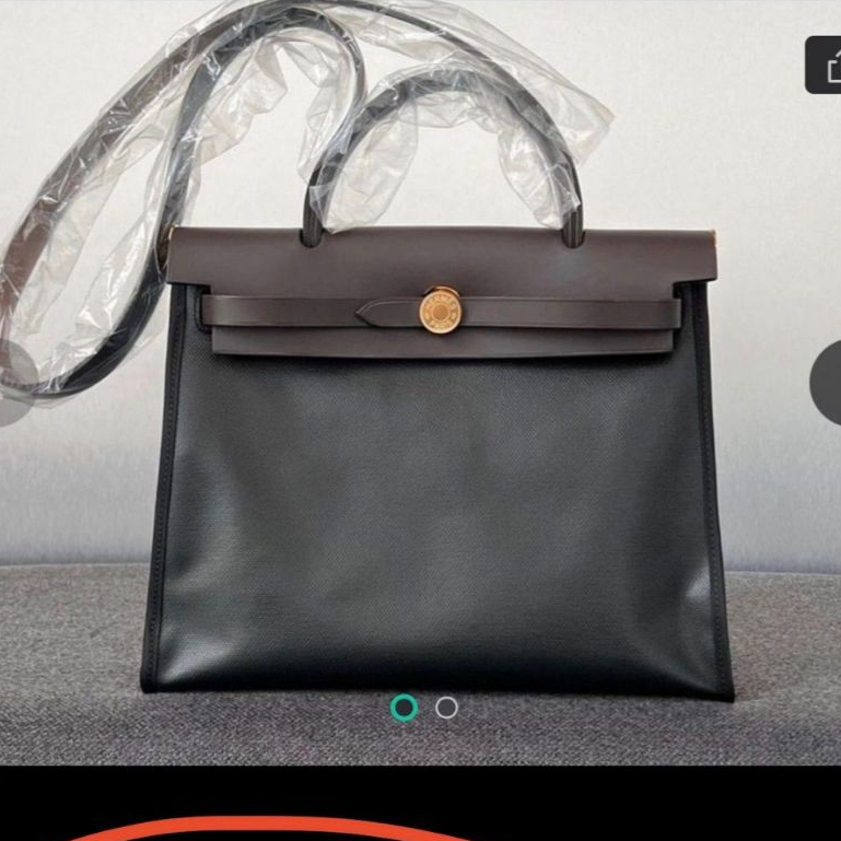 กระเป๋าสะพายผู้หญิง Herbag สีEbony Brown ขนาด31ซม., กันน้ํา และฮาร์ดแวร์ทอง