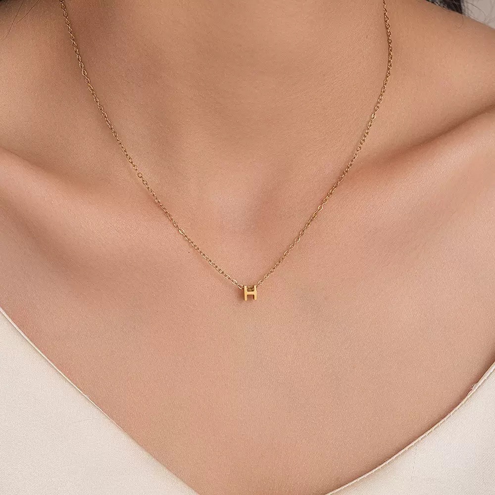 สร้อยคอมินิสไตล์ญี่ปุ่นเกาหลี ลายตัวอักษร ขนาด18K สร้อยคอไทเทเนียมสีทองพร้อมจี้