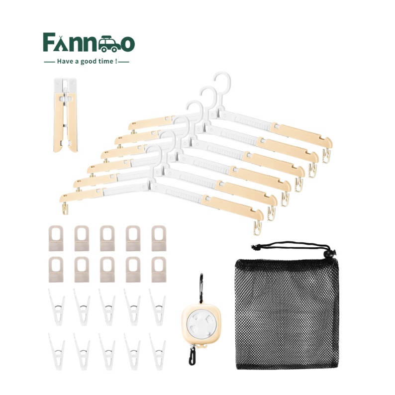 FannGo ชุดไม้แขวนเดินทางพับได้ (6 ชิ้น) พร้อมคลิปและราวตากผ้าแบบปรับได้ ไม้แขวนพับได้แบบพกพาพร้อมถุงเก็บ - กระเป๋าเดินทางสีเบจ โรงแรม RV Cruise Essentials