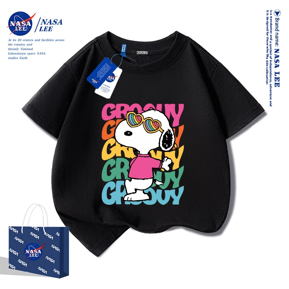 2025สินค้าใหม่! เสื้อยืดแขนสั้นเด็ก NASA ลายการ์ตูนสุนัขสโนปี้ 100% ผ้าฝ้ายแท้ สบายและนุ่ม
