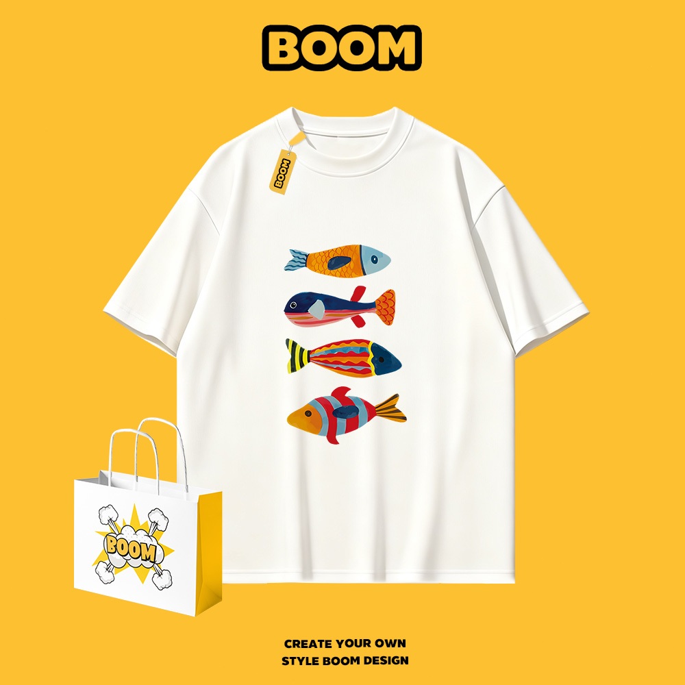BOOM เสื้อยืดผู้ชาย cotton 100% แขนสั้น ลายแบรนด์เนมสุดเท่ Oversize ระบายอากาศดี สไตล์เกาหลี เหมาะสำหรับเยาวชน