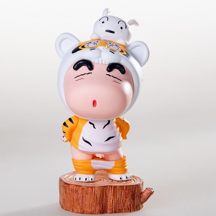Crayon Shin-Chan รุ่น Q Tiger Shin-Chan Shin-Chan cos Tiger Hand Office ตุ๊กตาปีเสือ Shin-Chan ตกแต่