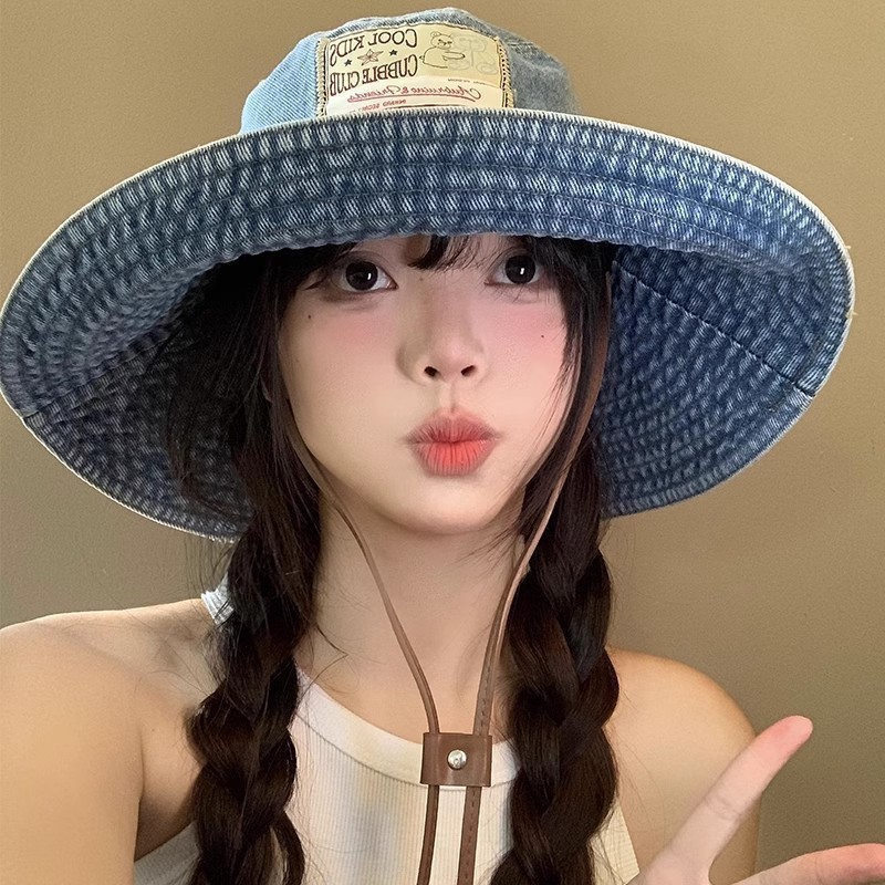 หมวกบักเก็ตผ้ายีนส์ล้าง ออกแบบย้อนยุค มีแพทช์และปีกกว้าง สวมใส่ง่ายในสไตล์หลากหลาย