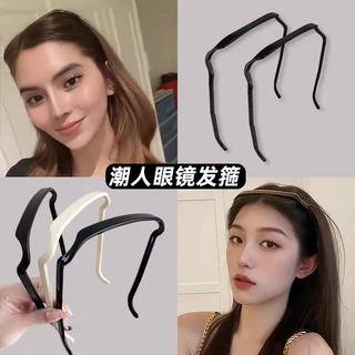 ที่คาดผมสีดำเรียบง่าย มีฟันล้างหน้าเพื่อกันลื่น