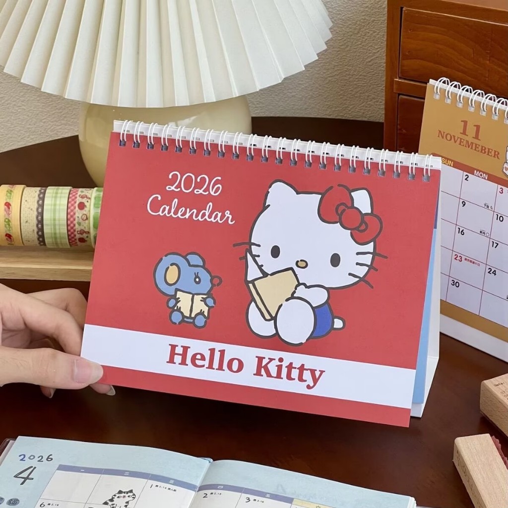 โอยา | 2026 ปฏิทิน hello kitty ปฏิทินตั้งโต๊ะสีแดง Desktop Memo