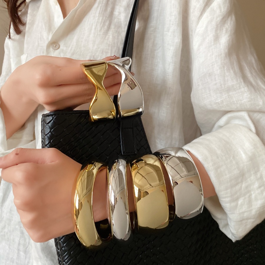 กำไลข้อมือโลหะสีเงินและทอง สำหรับผู้หญิง เครื่องประดับแฟชั่นสำหรับวันประจำวัน