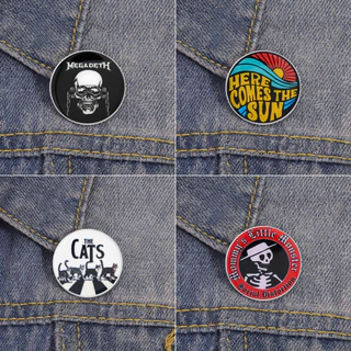 Rock Band เพลงเข็มกลัดเคลือบนักร้องที่มีชื่อเสียงตัวอักษรป้ายโลหะพัดลมคอลเลกชัน Pin เสื้อผ้าอุปกรณ์เสริมเครื่องประดับของขวัญสําหรับเพื่อน