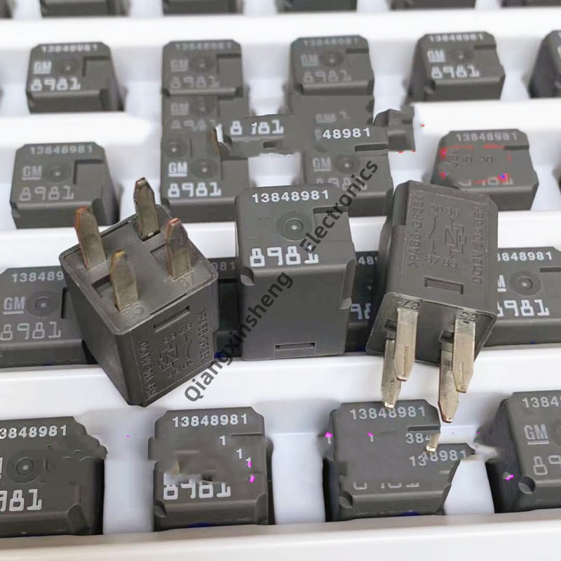 รีเลย์ 13848981 PA66-GF33 DC12V 20A รีเลย์รถยนต์ 4 พิน