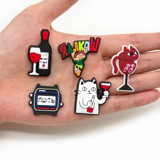 Red Wine Cat charm ใหม่! อุปกรณ์ตกแต่งรองเท้าแตะและรองเท้าหัวเข็มขัด สไตล์เก๋ๆ เป็นของขวัญดี!