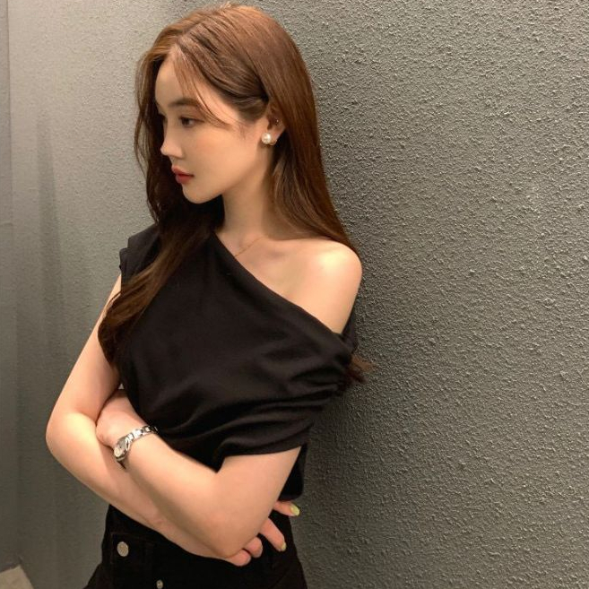 สไตล์เกาหลีเลดี้หลวมปิดไหล่เสื้อยืด สีทึบ พักผ่อน ด้านบนขนาดเฉลี่ย
