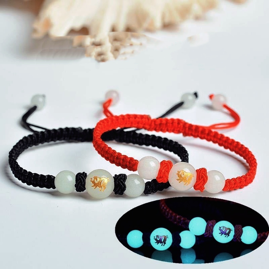 （คลังสินค้าไทย）สร้อยข้อมือ กําไลข้อมือลูกปัดเรืองแสง 12 ราศี สีแดง ปรับได้ 1 ชิ้น